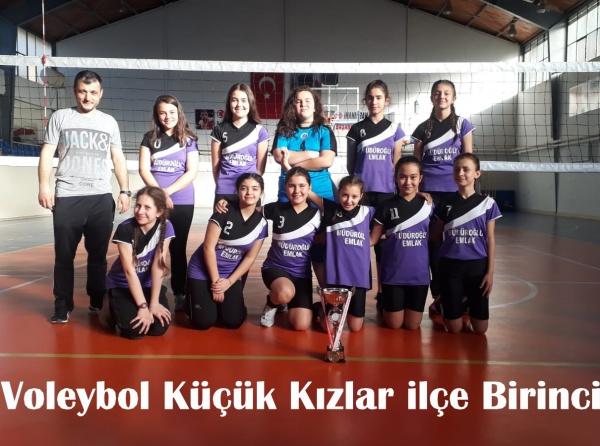 Osmanbey Ortaokulu Kız Voleybol Takımı İlçe Birincisi Oldu