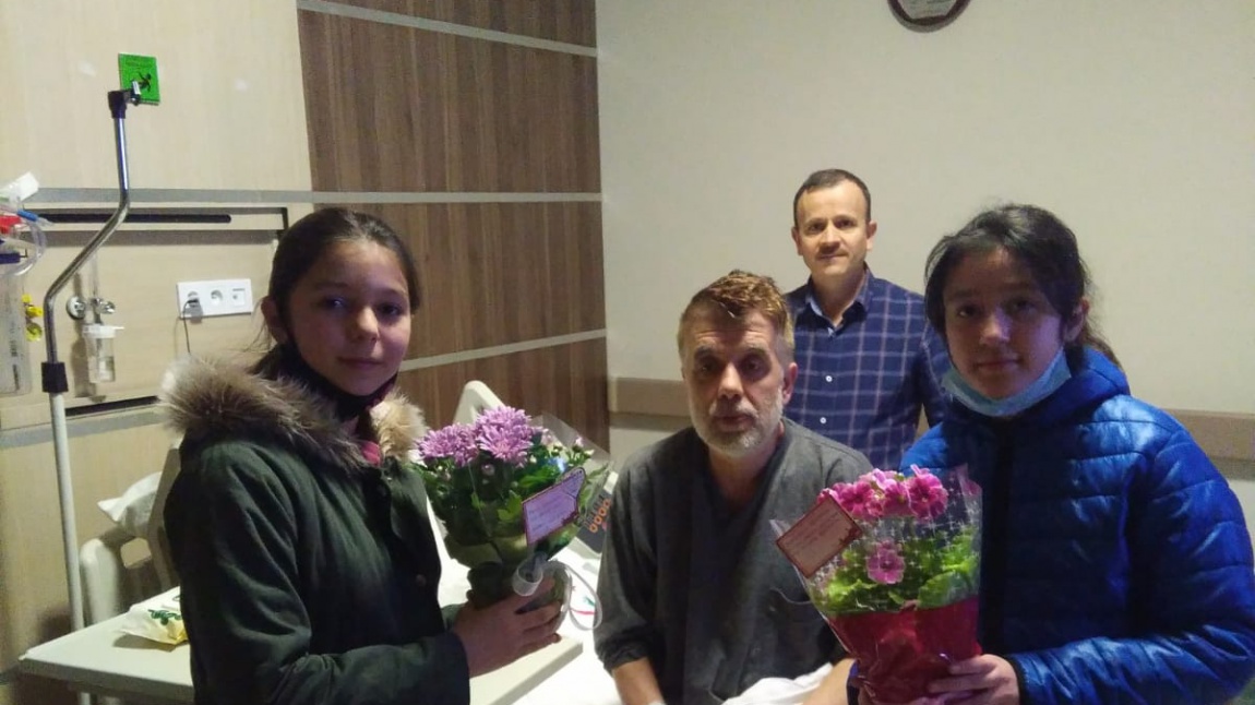 Öğrencilerimiz Okulumuz Öğretmenlerinden Metin Mencik'i Hastanede Ziyaret Etti